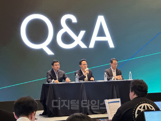 (왼쪽부터)류정훈 두산로보틱스 대표이사 부사장, 박상현 두산에너빌리티 대표이사 사장, 스캇박 두산밥캣 대표이사 부회장 등 두산 3사 최고경영진이 10월 21일 진행된 기자간담회에서 질의응답하고 있다. 양호연 기자